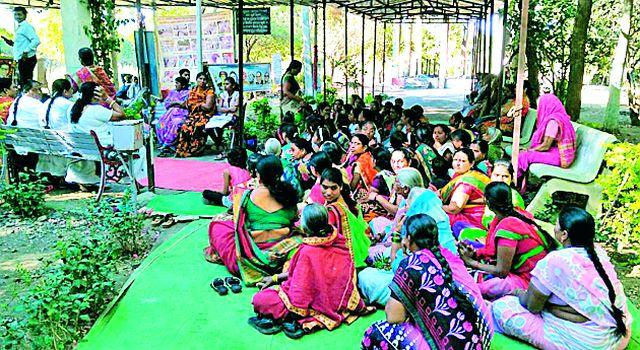 In the crematorium, turmeric-cucumber, sesame-jaggery | स्मशानभूमीत हळदी-कुंकू, तीळ-गूळ In the crematorium, turmeric-cucumber, sesame-jaggery | स्मशानभूमीत हळदी-कुंकू, तीळ-गूळ