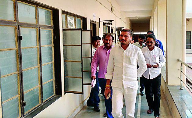 Zip The President took the Nandgaon Panchayat Samiti's Jharkadzadi | जि.प. अध्यक्षांनी घेतली नांदगाव पंचायत समितीची झाडाझडती Zip The President took the Nandgaon Panchayat Samiti's Jharkadzadi | जि.प. अध्यक्षांनी घेतली नांदगाव पंचायत समितीची झाडाझडती