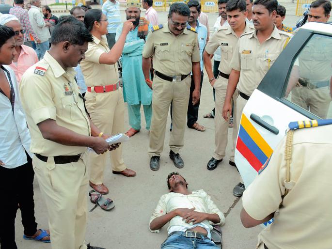 People have been kidnapped for the day's looting | भरदिवसा लुटणाºया युवकाला लोकांनी बदडले People have been kidnapped for the day's looting | भरदिवसा लुटणाºया युवकाला लोकांनी बदडले