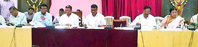 Issues of water shortage and incomplete wells are gone | पाणीटंचाई आणि अपूर्ण विहिरींचे मुद्दे गाजले Issues of water shortage and incomplete wells are gone | पाणीटंचाई आणि अपूर्ण विहिरींचे मुद्दे गाजले