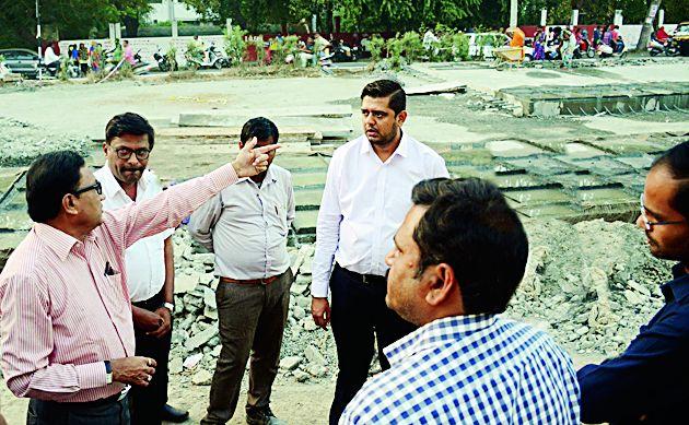 Agapagand on the engineers of the waived | वैतागलेल्या नागरिकांची अभियंत्यावर आगपाखड Agapagand on the engineers of the waived | वैतागलेल्या नागरिकांची अभियंत्यावर आगपाखड