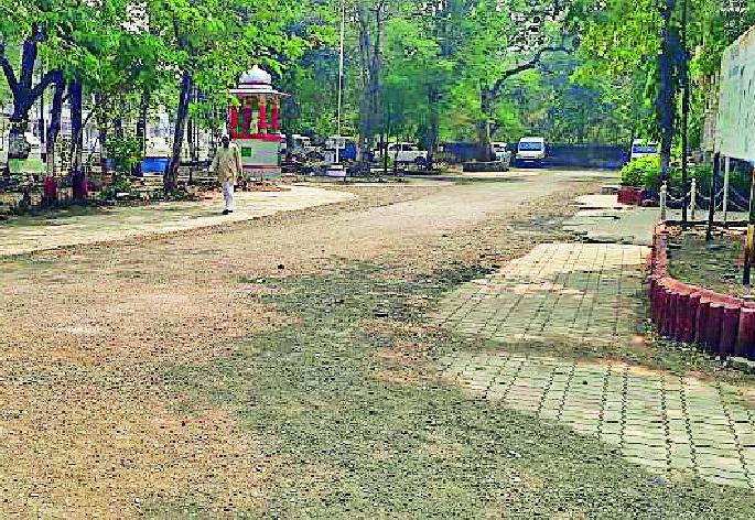Zilla Parishad campus breathed a sigh of relief | जिल्हा परिषद परिसराने घेतला मोकळा श्वास Zilla Parishad campus breathed a sigh of relief | जिल्हा परिषद परिसराने घेतला मोकळा श्वास