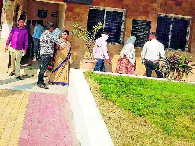 Vidyavihar colony | विद्याविहार कॉलनीत देहविक्रय अड्ड्यावर धाड Vidyavihar colony | विद्याविहार कॉलनीत देहविक्रय अड्ड्यावर धाड