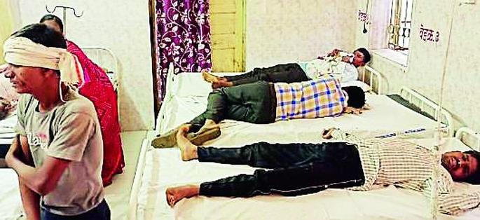 Expatriate vehicle reversed, 22 injured | प्रवासी वाहन उलटले, २२ जखमी