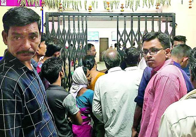 Maharashtra Election 2019 : Closed by access to polling stations at 6 Pm | Maharashtra Election 2019 : ६ वाजता मतदान केंद्रांची प्रवेशद्वारे बंद Maharashtra Election 2019 : Closed by access to polling stations at 6 Pm | Maharashtra Election 2019 : ६ वाजता मतदान केंद्रांची प्रवेशद्वारे बंद