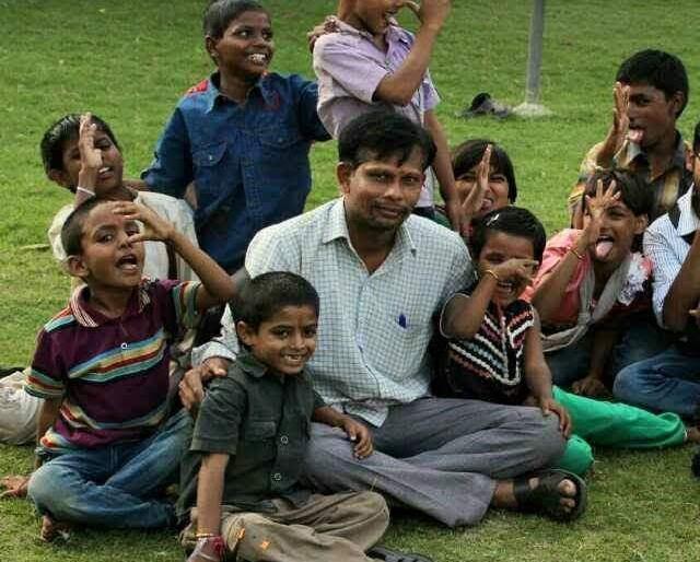 The work of Anant Zende brought the light of education into the lives of 127 tribal children | १२७ आदिवासी मुलांच्या जीवनात आणला शिक्षणाचा प्रकाश, अनंत झेंडे यांचे कार्य