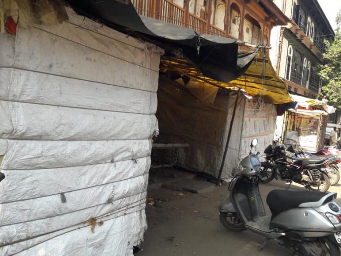 Satara: A protest by the Hawker's attack on the subject of marriages and the agitation by keeping the shops closed | सातारा : मारहाणीच्या घटनेचा हॉकर्सकडून निषेध, फळविक्रीची दुकाने बंद ठेवून आंदोलन Satara: A protest by the Hawker's attack on the subject of marriages and the agitation by keeping the shops closed | सातारा : मारहाणीच्या घटनेचा हॉकर्सकडून निषेध, फळविक्रीची दुकाने बंद ठेवून आंदोलन