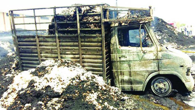 Jingala fire; Three tiny tempo templates | जिनिंगला आग; तीन गंजीसह टेम्पो खाक