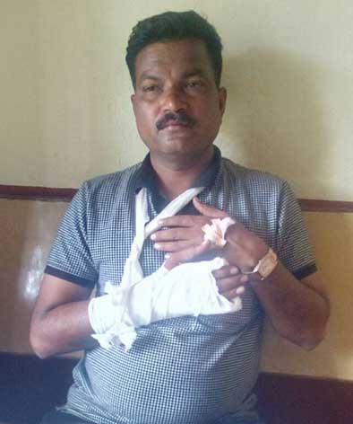 Polisas beat up in Beed | बीडमध्ये पोलिसास मारहाण Polisas beat up in Beed | बीडमध्ये पोलिसास मारहाण