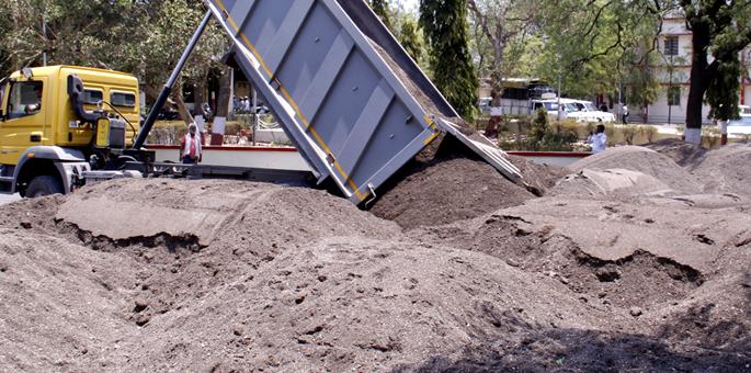 The sand contractor busy collecting evidence after the notice of giving the notice | नोटीस देण्याच्या भूमिकेनंतर पुरावे जमवण्यात वाळू ठेकेदार व्यस्त The sand contractor busy collecting evidence after the notice of giving the notice | नोटीस देण्याच्या भूमिकेनंतर पुरावे जमवण्यात वाळू ठेकेदार व्यस्त