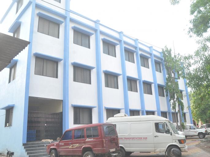 The building worth Rs. 5 Crore in the Beed District Hospital area consumes dust | बीड जिल्हा रूग्णालय परिसरात सव्वा कोटी रुपयांची इमारत धूळ खात The building worth Rs. 5 Crore in the Beed District Hospital area consumes dust | बीड जिल्हा रूग्णालय परिसरात सव्वा कोटी रुपयांची इमारत धूळ खात