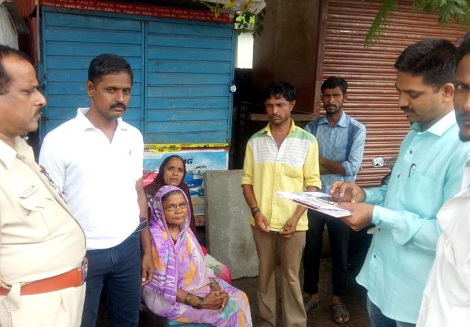 Gold ran out of money as she took out money from the bank | परळीत बॅँकेतून पैसे काढून देतो म्हणून सोने पळविले Gold ran out of money as she took out money from the bank | परळीत बॅँकेतून पैसे काढून देतो म्हणून सोने पळविले