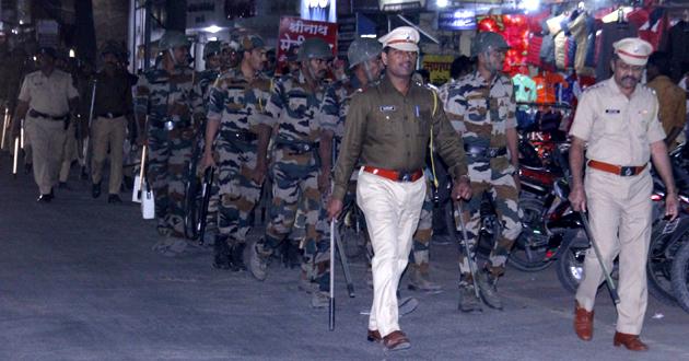 Six stoned, arrested | दगडफेक करणाऱ्या ३१ जणांना अटक Six stoned, arrested | दगडफेक करणाऱ्या ३१ जणांना अटक