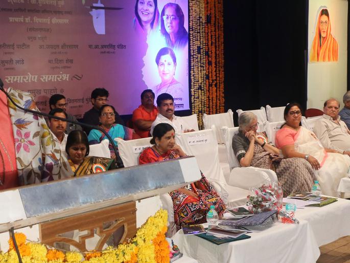 In literature there is no caste and religion | साहित्यामध्ये जात-पात, धर्माचे रंग नसावेत In literature there is no caste and religion | साहित्यामध्ये जात-पात, धर्माचे रंग नसावेत