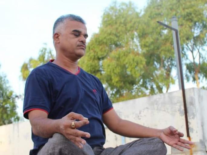 Hundreds of citizens did yoga at home, celebrating International Yoga Day | शेकडो नागरिकांनी घरात बसूनच केली योगासने, आंतरराष्ट्रीय योग दिन साजरा Hundreds of citizens did yoga at home, celebrating International Yoga Day | शेकडो नागरिकांनी घरात बसूनच केली योगासने, आंतरराष्ट्रीय योग दिन साजरा