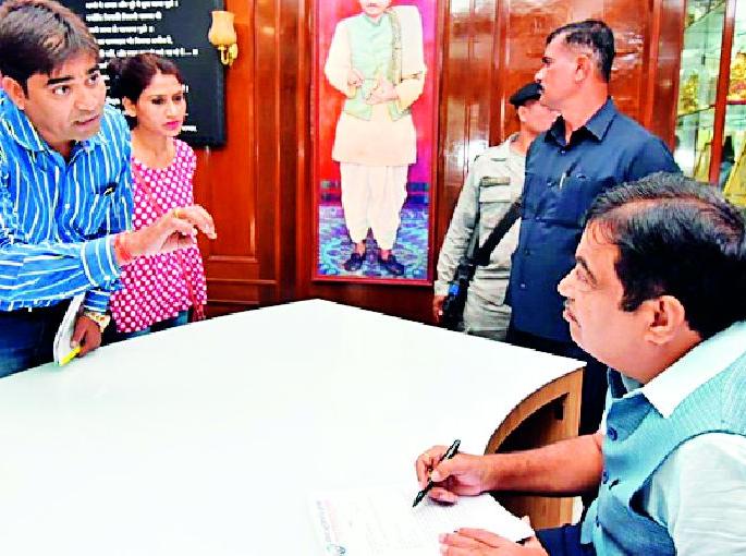 Ministers meet for 'Universal' | ‘युनिव्हर्सल’साठी मंत्र्यांना साकडे Ministers meet for 'Universal' | ‘युनिव्हर्सल’साठी मंत्र्यांना साकडे