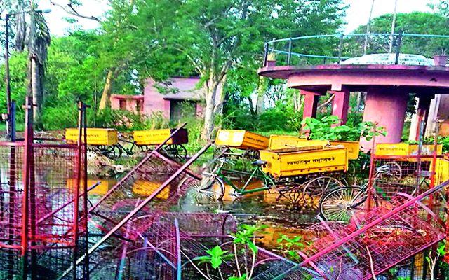 Water wastage in water purification center area | जलशुद्धीकरण केंद्र परिसरात पाण्याचा अपव्यय Water wastage in water purification center area | जलशुद्धीकरण केंद्र परिसरात पाण्याचा अपव्यय