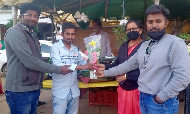 Vegetable seller's honesty, gold mangalsutra returned | भाजीविक्रेत्याचा प्रामाणिकपणा, सोन्याचे मंगळसूत्र केले परत Vegetable seller's honesty, gold mangalsutra returned | भाजीविक्रेत्याचा प्रामाणिकपणा, सोन्याचे मंगळसूत्र केले परत