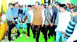 Seeing the skill of ITI students, the Guardian Minister stunned | आयटीआय विद्यार्थ्यांचे कौशल्य पाहून पालकमंत्री थक्क Seeing the skill of ITI students, the Guardian Minister stunned | आयटीआय विद्यार्थ्यांचे कौशल्य पाहून पालकमंत्री थक्क