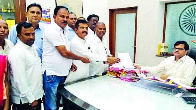 Suspend the assistant labor commissioner | सहायक कामगार आयुक्तांना निलंबित करा