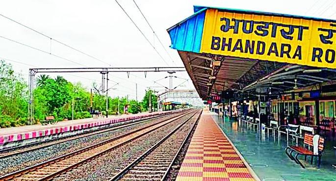 Don't travel by train, Baba; No one turned to cancel the ticket | रेल्वेप्रवास नको रे बाबा; तिकीट काढणे सोडा रद्द करायलाही कुणी फिरकेना