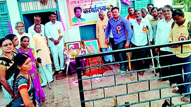 Divyang opened office | दिव्यांगांनी उघडले संपर्क कार्यालय