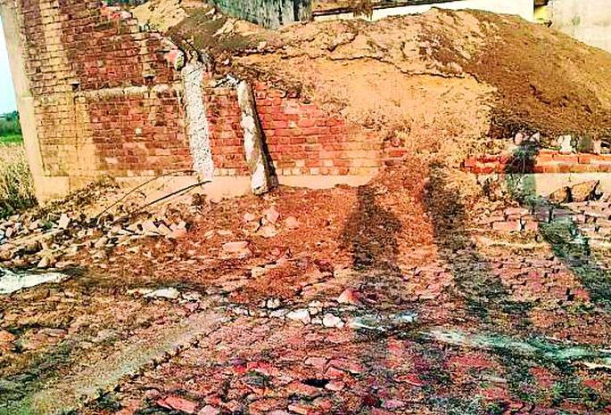 Rice Mill's wall collapsed in the aftermath of the storm | वादळाच्या तडाख्यात राईस मिलची भिंत कोसळली Rice Mill's wall collapsed in the aftermath of the storm | वादळाच्या तडाख्यात राईस मिलची भिंत कोसळली