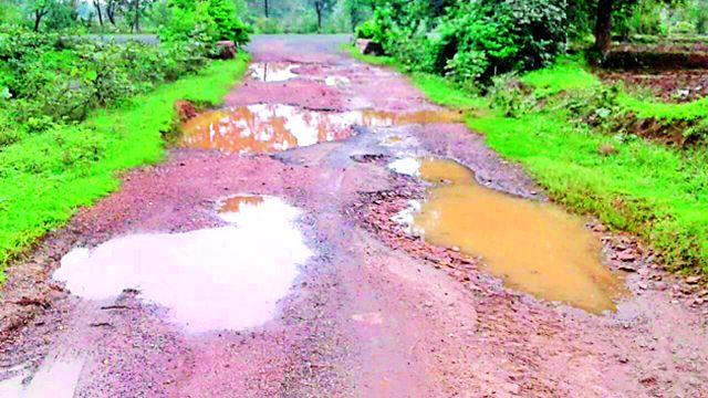 Potholes in pits on the tar roads in Sihora area | सिहोरा परिसरातील डांबरी रस्त्यांवर खड्डेच खड्डे