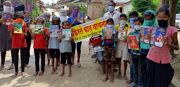 Students run when the sound comes; Teacher's mobile library | गाडीचा आवाज आला की विद्यार्थी घेतात धाव; शिक्षकाचे फिरते वाचनालय