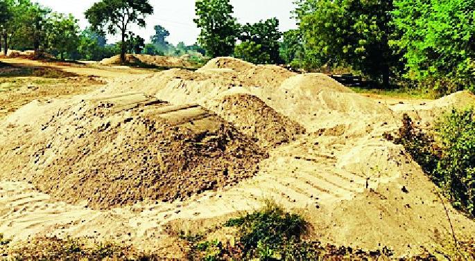Sand mining in the pier even after expiration | मुदत संपल्यानंतरही घाटात रेती खनन Sand mining in the pier even after expiration | मुदत संपल्यानंतरही घाटात रेती खनन