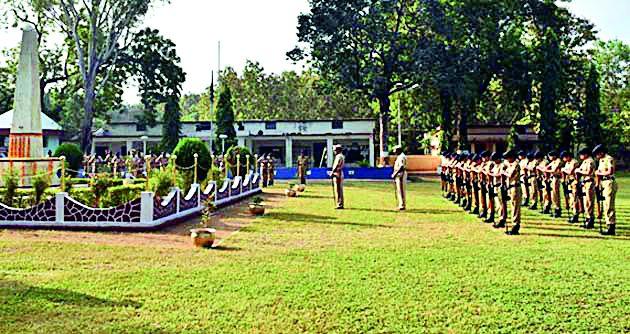 Tribute to martyrs of martyrdom | हौतात्म्य पत्करणाºया जवानांना श्रद्धांजली Tribute to martyrs of martyrdom | हौतात्म्य पत्करणाºया जवानांना श्रद्धांजली