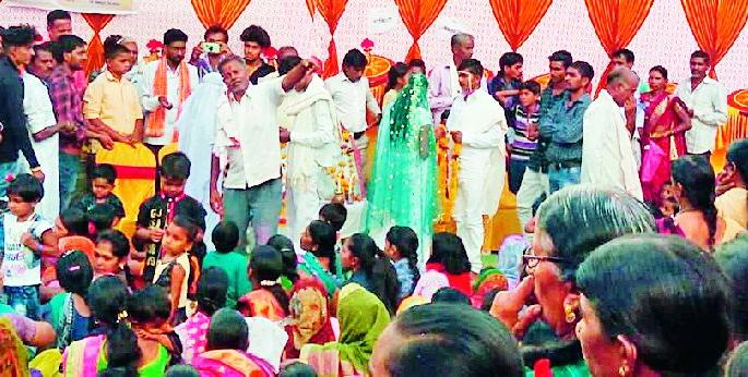 Seven couples married at a group wedding | सामूहिक विवाह सोहळ्यात सात जोडपी विवाहबद्ध