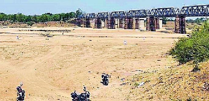 Gruzing water on the river banks | नदी काठावरील गावात भीषण जलसंकट