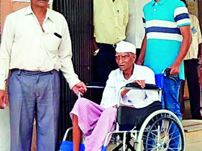 Maharashtra Election 2019 : Senior voting with the disabled | Maharashtra Election 2019 : दिव्यांगासह ज्येष्ठांनी केले मतदान Maharashtra Election 2019 : Senior voting with the disabled | Maharashtra Election 2019 : दिव्यांगासह ज्येष्ठांनी केले मतदान