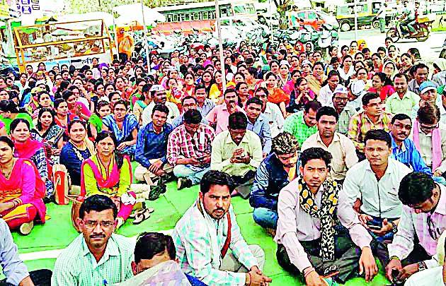 Contract workers' resentment | कंत्राटी कर्मचाऱ्यांचा आक्रोश Contract workers' resentment | कंत्राटी कर्मचाऱ्यांचा आक्रोश