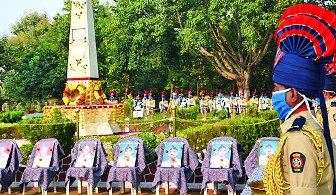 Vahili pays homage to the martyrs of the district | जिल्ह्यातील शहीदांना वाहिली आदरांजली