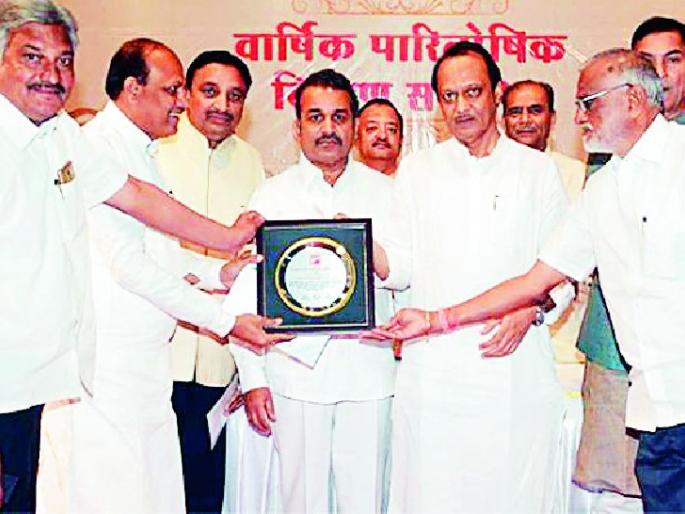 Centennial Distribution Award to District Bank | जिल्हा बँकेला शतकोत्तर वाटचाल पुरस्कार