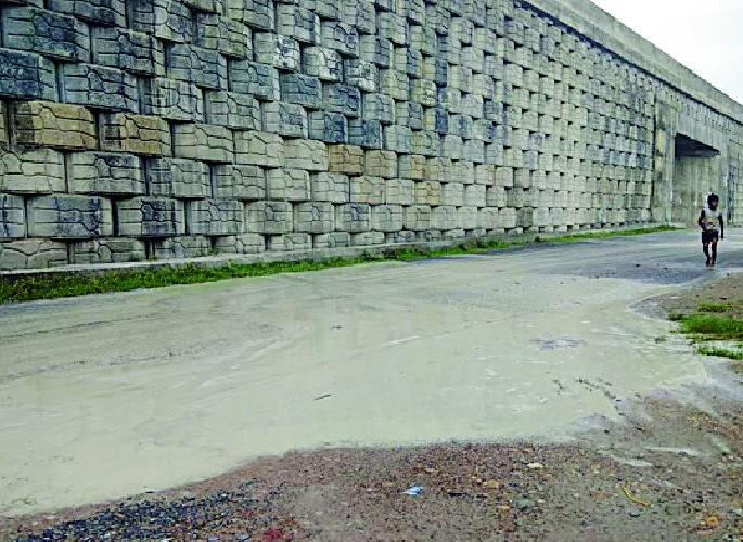 Drain of water from the flypipe | उड्डाणपुलातून पाण्यासह राखेची गळती Drain of water from the flypipe | उड्डाणपुलातून पाण्यासह राखेची गळती