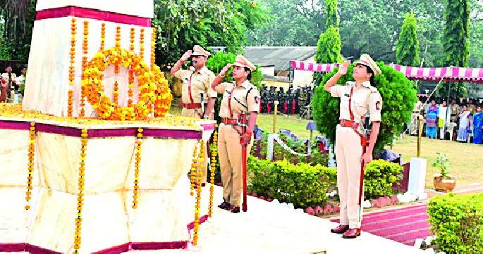 Tribute to martyrs of martyrdom | हौतात्म्य पत्करणाऱ्या जवानांना श्रद्धांजली