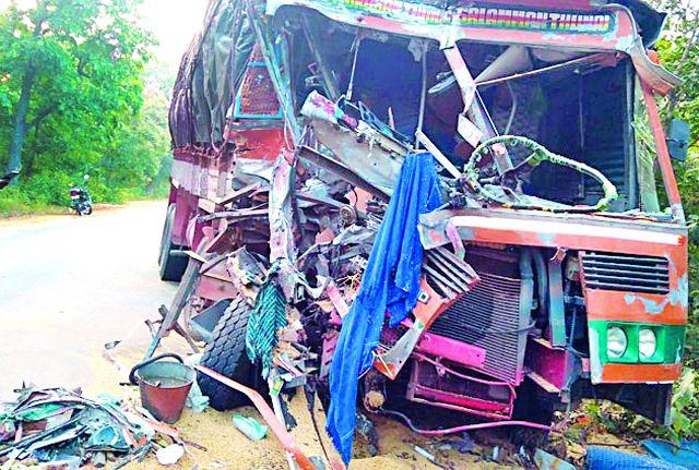 The driver of both the trucks died in an accident near Dandagaon | दांडेगावजवळ अपघातात दोन्ही ट्रकचे चालक ठार The driver of both the trucks died in an accident near Dandagaon | दांडेगावजवळ अपघातात दोन्ही ट्रकचे चालक ठार