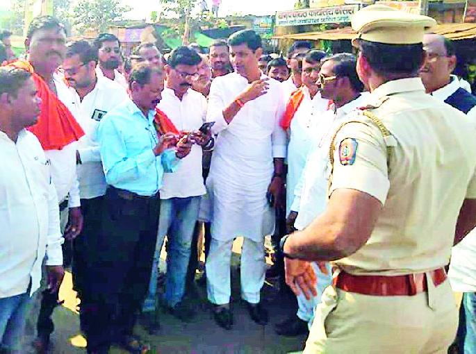 Stop the Shiv Sena's route at Kondha for state highway work | राज्यमार्ग कामासाठी कोंढा येथे शिवसेनेचा रास्ता रोको Stop the Shiv Sena's route at Kondha for state highway work | राज्यमार्ग कामासाठी कोंढा येथे शिवसेनेचा रास्ता रोको