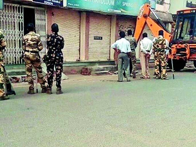 JCB running on encroachment holders | अतिक्रमणधारकांवर चालली जेसीबी JCB running on encroachment holders | अतिक्रमणधारकांवर चालली जेसीबी