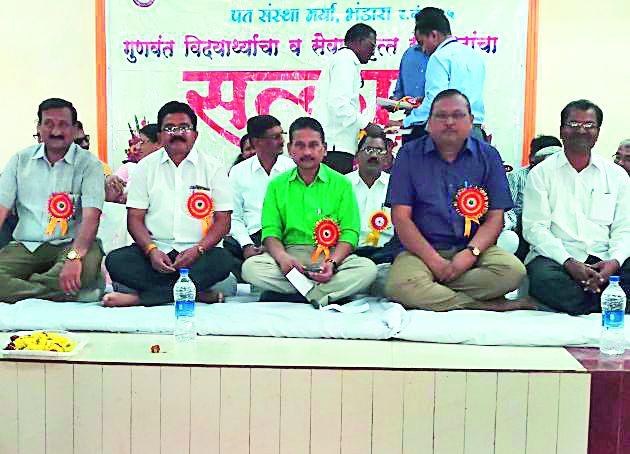 Students should shape their life | विद्यार्थ्यांनी जीवनाला आकार द्यावा