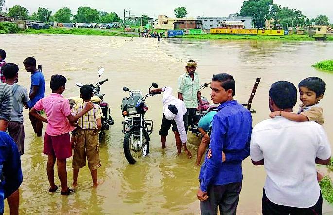 Under the trench of water, many houses collapsed | धानशेती पाण्याखाली, अनेक घरांची पडझड Under the trench of water, many houses collapsed | धानशेती पाण्याखाली, अनेक घरांची पडझड
