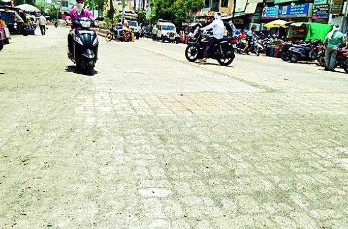 Before constructing the full road, the 'Paver block' was broken | पूर्ण रस्ता बांधकामापूर्वी 'पेव्हर ब्लॉक' उखडले Before constructing the full road, the 'Paver block' was broken | पूर्ण रस्ता बांधकामापूर्वी 'पेव्हर ब्लॉक' उखडले