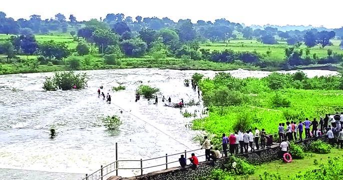 Five drowned; The bodies of both were found | सांडव्यात अडकलेल्या तिघांना वाचविण्यासाठी गेलेल्या युवकाचा मृत्यू Five drowned; The bodies of both were found | सांडव्यात अडकलेल्या तिघांना वाचविण्यासाठी गेलेल्या युवकाचा मृत्यू