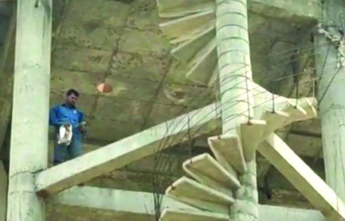 At Mehkar, agitation by climbing on the water tank for electricity and drinking water | मेहकर येथे वीज, पिण्याच्या पाण्यासाठी टाकीवर चढून आंदोलन At Mehkar, agitation by climbing on the water tank for electricity and drinking water | मेहकर येथे वीज, पिण्याच्या पाण्यासाठी टाकीवर चढून आंदोलन