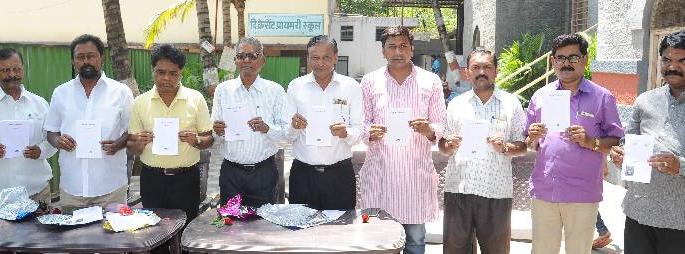 Kolhapur: Publication of books 'School closure, Goshala commencement' | कोल्हापूर : ‘शाळा बंद, गोशाळा सुरू’ पुस्तकांचे प्रकाशन Kolhapur: Publication of books 'School closure, Goshala commencement' | कोल्हापूर : ‘शाळा बंद, गोशाळा सुरू’ पुस्तकांचे प्रकाशन