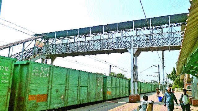 Construction work on a new pedestrian bridge started in Nandgavi | नांदगावी नवीन पादचारी पुलाचे काम सुरू