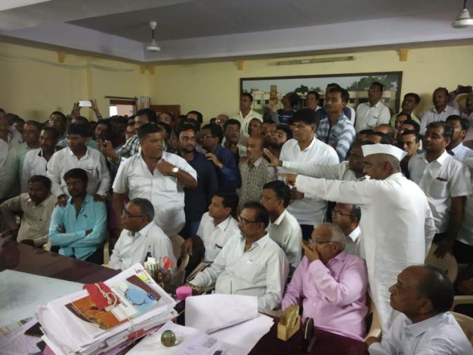 Due to leaving the water of Sukki river in the paddy field, | सुकी नदीचे पाणी पाटात सोडल्याने शेतकरी-अधिकाऱ्यांत खडाजंगी Due to leaving the water of Sukki river in the paddy field, | सुकी नदीचे पाणी पाटात सोडल्याने शेतकरी-अधिकाऱ्यांत खडाजंगी